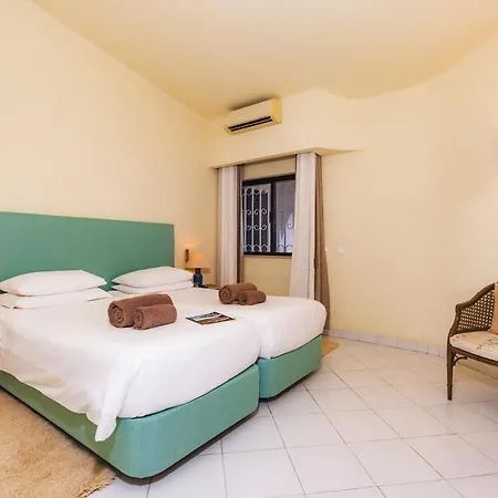 Willa Mng Elliott24 *